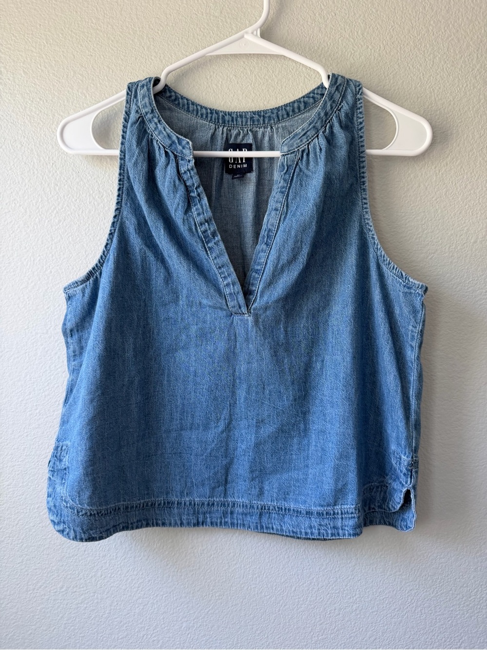 Gap Denim Sleeveless Chambray V-Neck Top in Light Blue Size XS Coastal Cowgirl